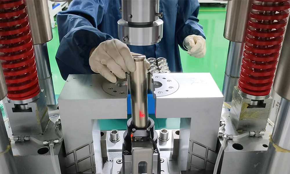 Sealing a 32140 tabless cylindrical cell